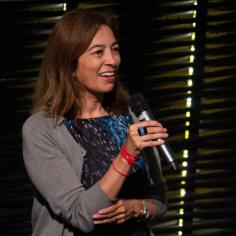 María Cristina Carrillo presenta la película Cenizas y la placa para su actriz